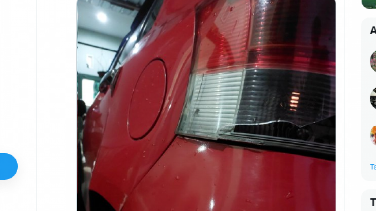 Kondisi mobil setelah ditabrak singa [Twitter.com]