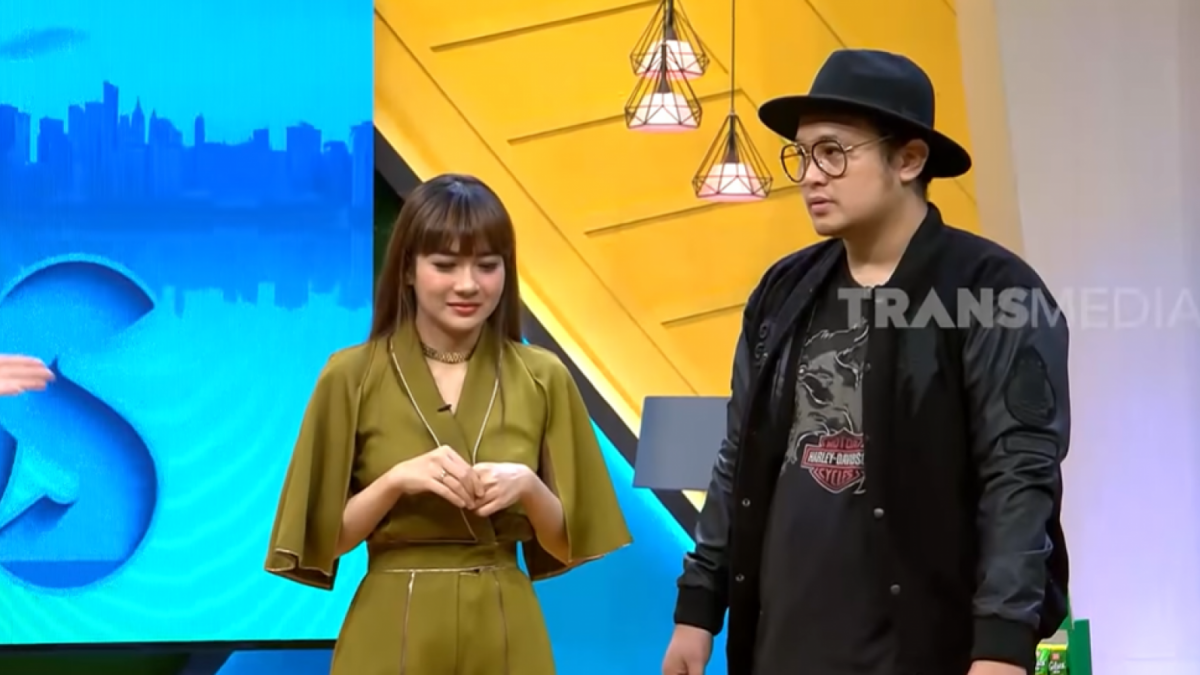 Gilang Dirga dan Adiezty Fersa jadi bintang tamu Okay Bos [Tangkapan layar YouTube Trans 7 Official]