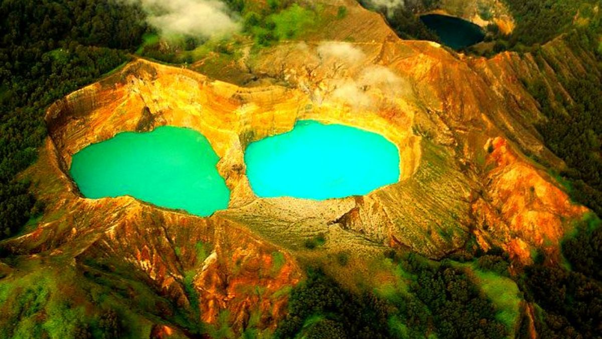 Pesona Danau Kelimutu. [Deden Heryana/Flickr]