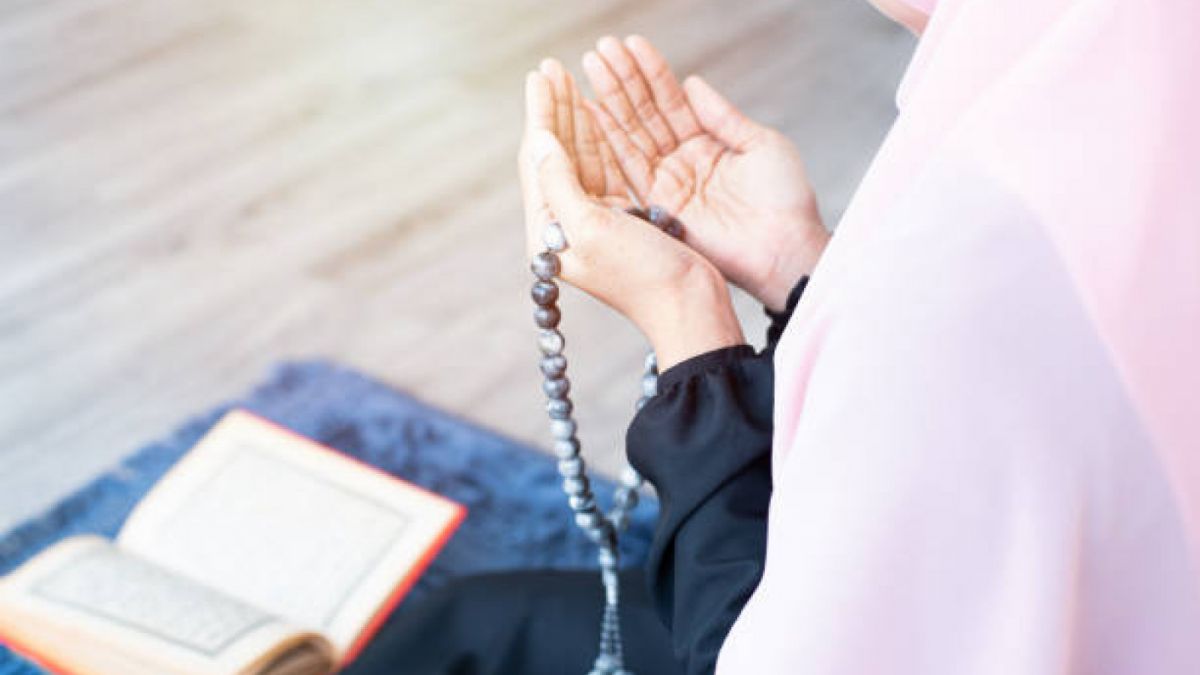 Ilustrasi berdoa usai membaca Al-Qur'an. [iStock]