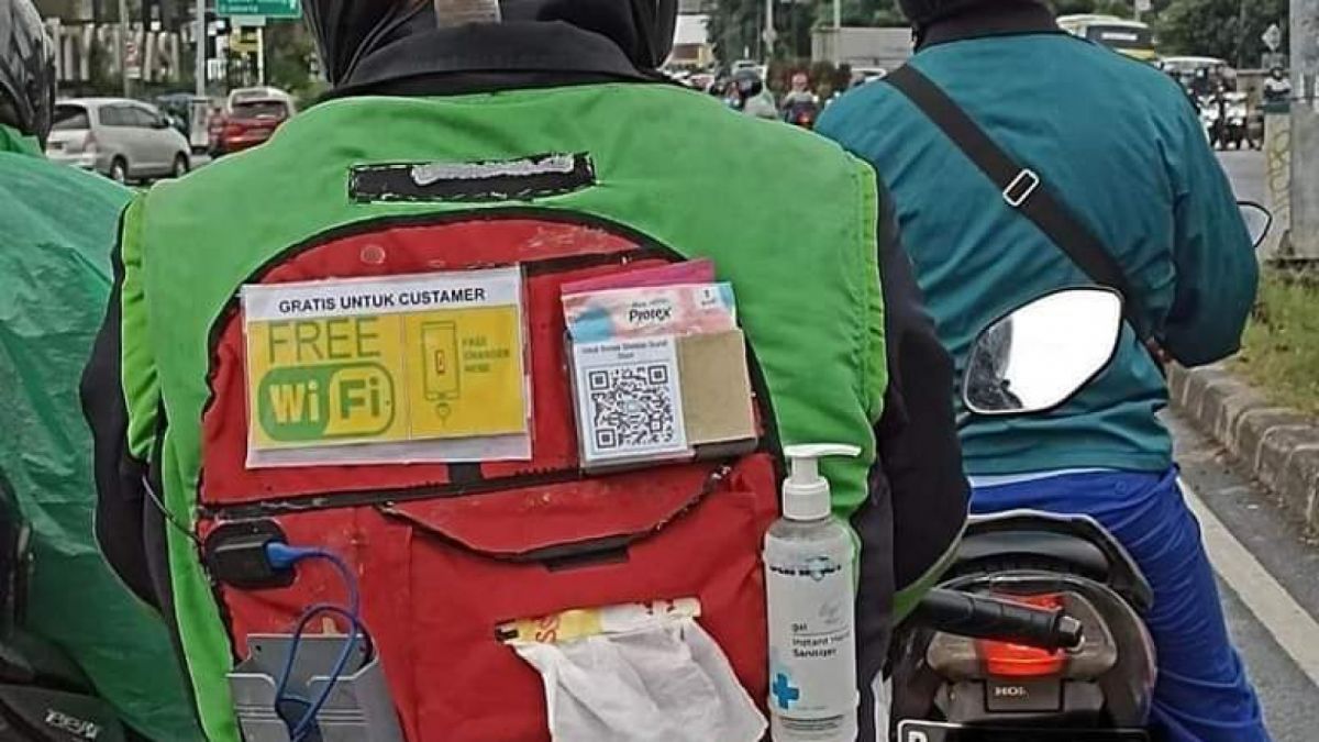 Fasilitas unik abang-abang ojol yang bikin betah. [Facebook]