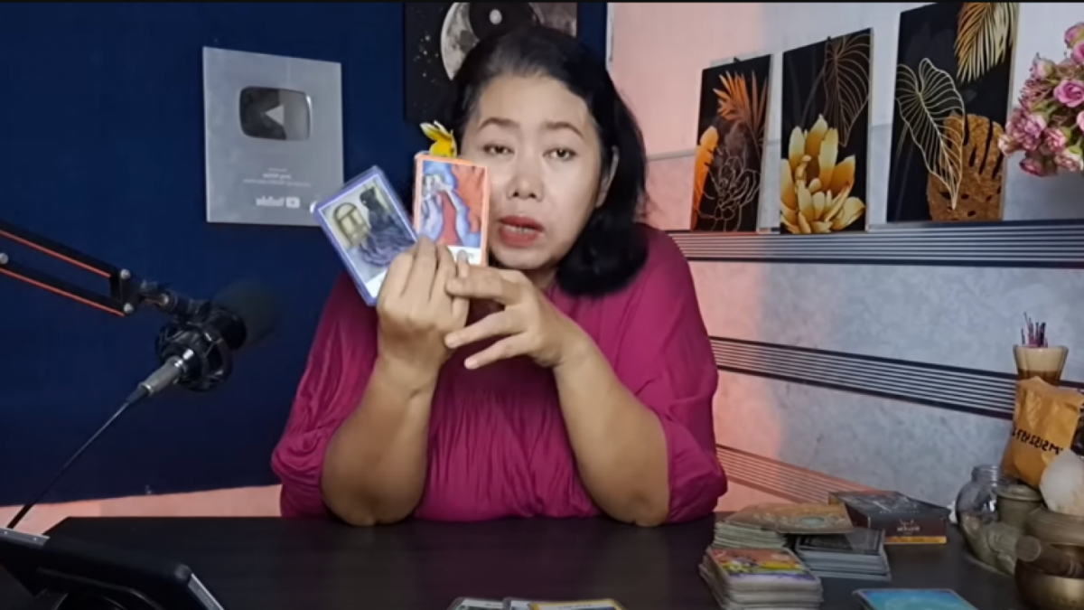 Jeng Nimas saat menerawang tabit asli Jeje Govinda, suami Syahnaz Sadiqah [Youtube Jeng Nimas]