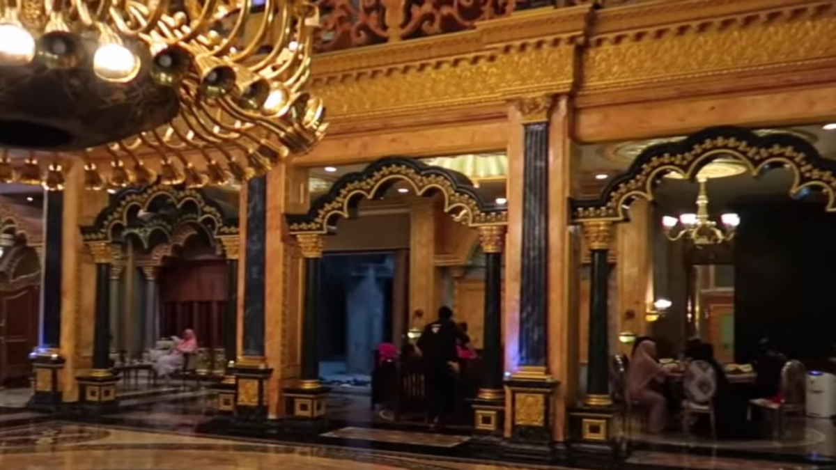 Salah satu ornamen di dalam rumah Hasim Hadado [Youtube Chand Kelvin]