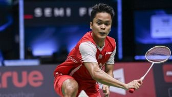 Tembus Perempat Final Singapore Open 2022 Anthony Ginting Memeluk sang Pelatih