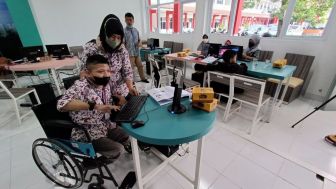 Teman Disabilititas Kerja di Gerai Chatime di Malaysia