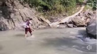 Video Viral Yang menampilkan Seorang Kurir Menyebrangi Sungai ketika Mengantarkan Paket