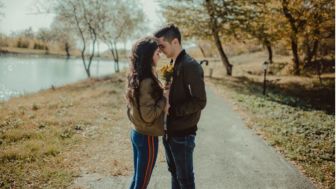 Tanda Seorang Introvert Sedang Jatuh Cinta