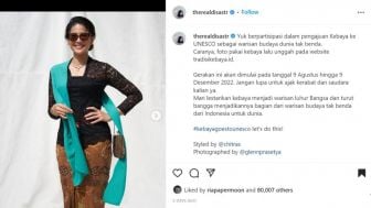 Dian Sastrowardoyo Cantik Berkebaya