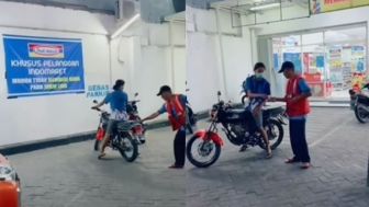 Sudah Ada Banner Bebas Parkir, Ehh Ada si Tukang Parkir