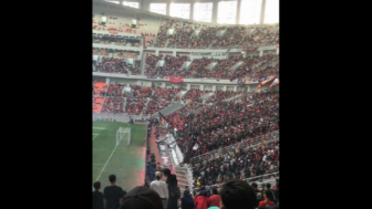 Pembukaan Jakarta International Stadium, Pagar Besi Roboh