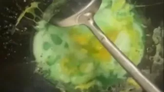 Masak Telur Ceplok Hijau, Nenek Ini Bikin Ketar-ketir
