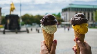 Seru Banget Kolaborasi Brand Baju Lokal Dengan Gerai Es Krim di Singapura