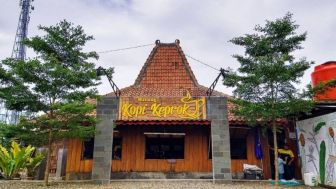 Warung Kopi Keprok, Selain Menawarkan Makanan Khas Jawa juga Menyajikan pemandangan Gunung Slamet