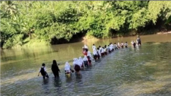 Menantang Maut, Puluhan Siswa Ini Sebrangi Sungai Demi ke Sekolah