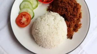 Pria Bule Ini Temukan Warung Makan Otentik di Bali Karena Merasa Bosan dengan Makanan Lokal Versi Turis