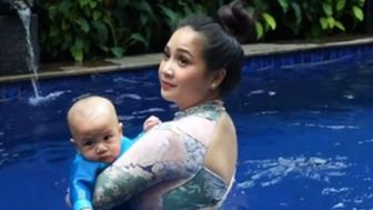 Lucunya! Rayyanza Belajar Berenang Bareng Nagita Slavina