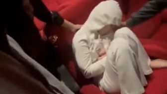Bikin Geger di Bioskop, Ternyata Wanita Ini Ketiduran
