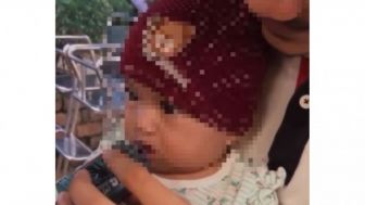 Stres, Wanita Ini Malah Tertawa Melihat Pria Menyuapi Bayi Dengan Vape