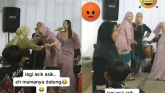 Panik! Cewek Ini Lagi Asik Joget, Liat Emaknya Langsung Kabur