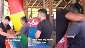 Tolong Bule yang Tak Punya Uang dan Cedera Kaki, Wanita Ini Dibikin Nangis