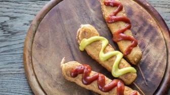 Resep Corn Dog Sosis dengan Keju Leleh