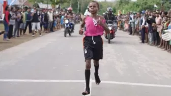 Tanpa Sepatu, Anak Perempuan Tersebut Mengikuti Lomba Lari Maraton HUT RI
