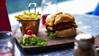 Wow Burger Sapi Pakai Lotus Biscoff, Gimana Jadinya?