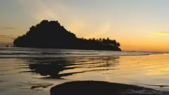 Pantai Air Manis di Kota Padang