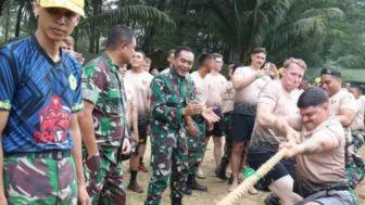 Wow! TNI AD dan Tentara Amerika Lomba Adu Tarik Tambang