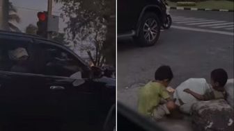 Viral! Dua Anak Pemulung Bergembira di Pinggir Lampu Merah