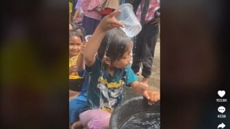 Ngakak! Lomba Estafet Air, Bocah Ini Malah Mandi