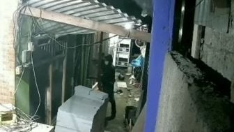 Viral, Maling Gasak 2 Hp Terekam CCTV di Kalideres