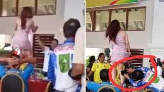 Viral! Biduan Goyang Erotis Sampai Naik Meja