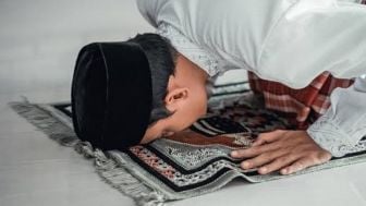 Tengah Menjaga Konser Musik, Polisi Ini Tak Lupa Kewajibannya untuk Salat