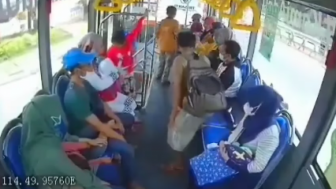 Geram! Bapak Ini Pukul Wanita Berhijab di Bus BRT Banjarbakula Karena Hal Sepele