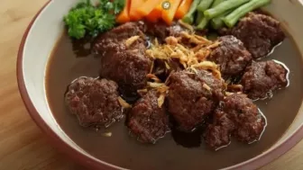 Pesona Hitam Manis Semur Bola Daging