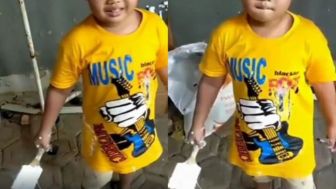 Pegang Cat, Bocah ini Malah Ubah Warna Kendaraan Orangtuanya