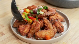 Bikin Resep Sayap Ayam Goreng Oseng Bawang Chef Devina Hermawan Dijamin Mudah dan Gak Ribet!