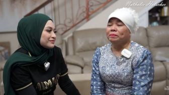 Nyesek! Dewi Menangis Saat Dihujat Netizen Ketika Jualan : Artis Dadakan