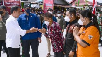 Presiden Jokowi Pantau Langsung Penyaluran BLT BBM Hingga Pelosok Tanah Air