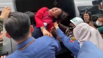 Ditangkap! 'Wanita Emas' Meraung Saat Dijemput Paksa Kejagung