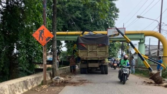 Viral! Anggota DPRD Kota Depok Menghukum Supir Truk Dengan Push-up Dan Berguling-guling Dijalan