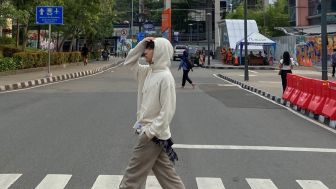 Renjun NCT Dream Ikutan Catwalk di Lokasi Citayam Fashion Week, Nyebrang Dulu Gaes