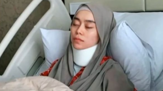 Alami Cedera Tulang Leher, Lesti Kejora Sampai Harus Memakai Gips Di Lehernya