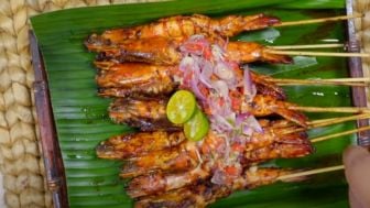 Ceriakan Makan Siang dengan Sate Udang Sambal Matah