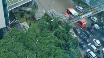 Jalur Arteri TB Simatupang Banjir, Semua Kendaraan Stuck!