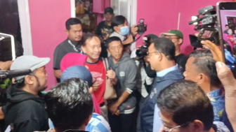 Anies Baswedan Takziah Kerumah Duka Korban Tembok Roboh MTsN 19 Pondok Labu Jakarta