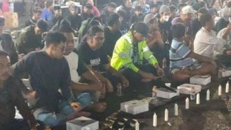 Panjatkan Doa, Ribuan Suporter Bola Berkumpul di Stadion Kanjuruhan