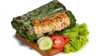 Sempurnakan Makan Siang dengan Ikan Teri dan Petai yang Bersatu dalam Nasi Bakar