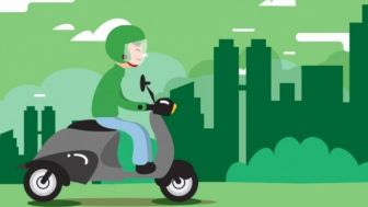 Ngeri-ngeri Sedep! Ojek Online Ini Bergaya Supermen Saat Mengendarai Motor